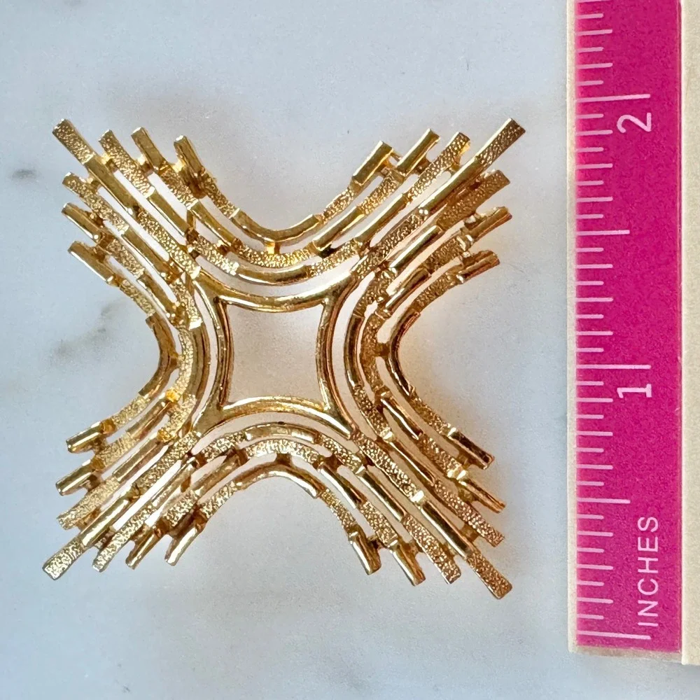 Crown Trifari Gold Tone Abstract Starburst Brooch‎ Pin Textured Maltese Cross